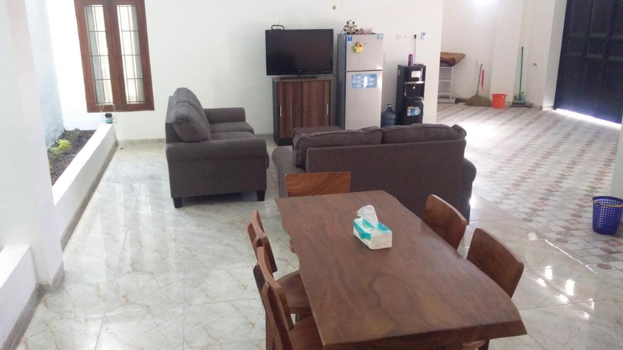 Zg Homestay Solo Sumber  Eksteriør billede