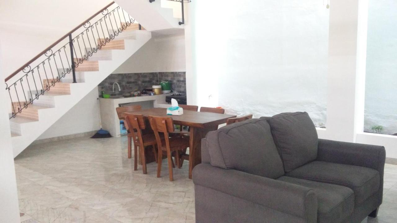 Zg Homestay Solo Sumber  Eksteriør billede