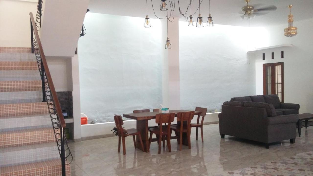 Zg Homestay Solo Sumber  Eksteriør billede